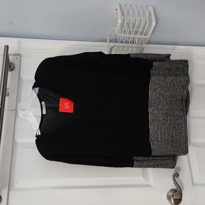 NWT Summer 10 v-neck sweater top. Size M.